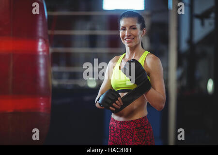 Boxer femmina indossando guanti mma Foto Stock