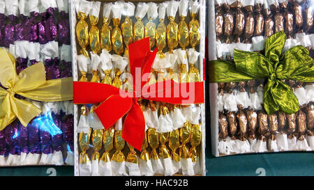 Natale originale dolcezza da Ungheria nome è szaloncukor aka parlor candy. Natale dolcezza fondente colorato in involucro metallico a chritmas fe Foto Stock