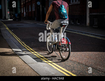 Ciclista in sella a Santander Noleggio bicicletta attraverso Londra, Gran Bretagna Foto Stock