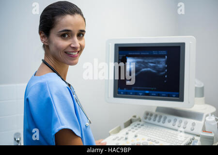 Medico ecografico macchina in ospedale Foto Stock
