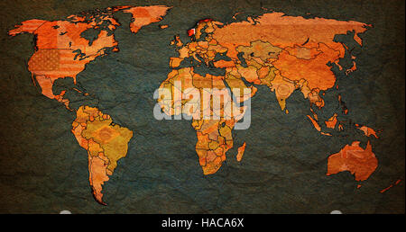 Bandiera della Norvegia sulle vecchie vintage mappa del mondo con i confini nazionali Foto Stock