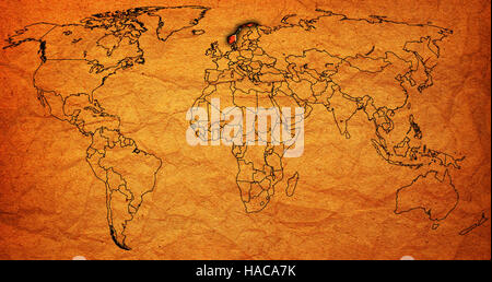 Bandiera della Norvegia sulle vecchie vintage mappa del mondo con i confini nazionali Foto Stock