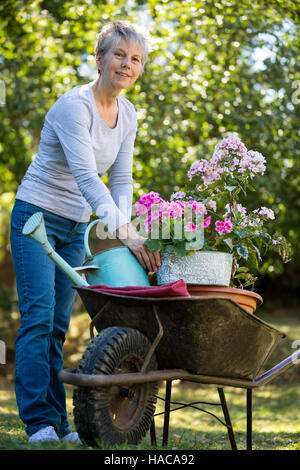 Senior donna giardinaggio in giardino Foto Stock