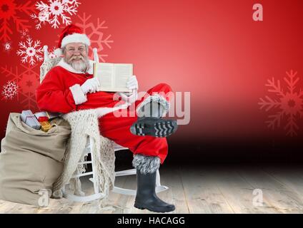 Babbo Natale seduti su una sedia e mostra la bibbia Foto Stock