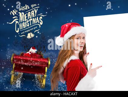 3D donna in costume di santa puntando al cartello con babbo natale renne di equitazione con la slitta verso la sk Foto Stock