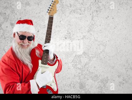 Babbo Natale con occhiali da sole a suonare la chitarra Foto Stock