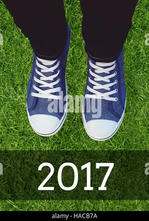 2017 Anno nuovo auguri con adolescente indossando sneakers Foto Stock