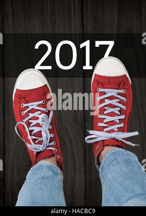 2017 Anno nuovo auguri con adolescente indossando sneakers rosso Foto Stock