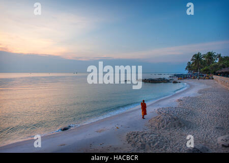 Un monaco passeggiate sulla spiaggia di Hua Hin, Thailandia Foto di LEE CRAKER Foto Stock