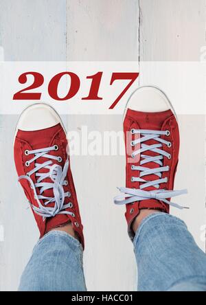 2017 Anno nuovo auguri con adolescente indossando sneakers Foto Stock