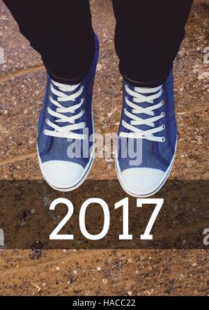 2017 Anno nuovo auguri con adolescente indossando sneakers Foto Stock