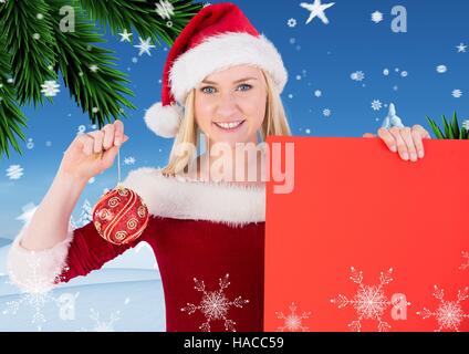 Bella donna in costume di santa azienda targhetta rossa e pallina Foto Stock