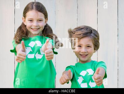 Due bambini sorridenti che mostra pollice in alto Foto Stock