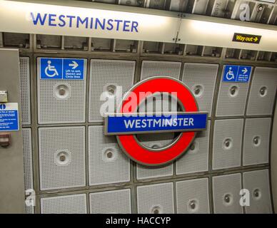 A Westminster roundel dalla metropolitana di Londra Foto Stock