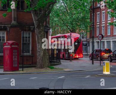 Route 38 bus su Rosebery Avenue, Londra, Inghilterra Foto Stock