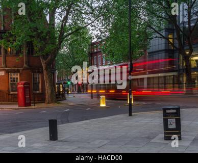 Un lasso di tempo immagine di un bus sul Rosebery Avenue, London, England, Regno Unito Foto Stock