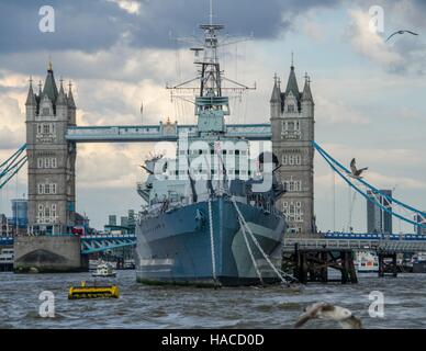 La HMS Belfast nella parte anteriore del Tower Bridge, London, England, Regno Unito Foto Stock