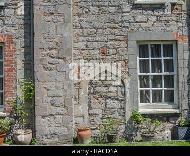 Un portale ad arco che è stato bloccato nella strada storica del vicario vicino a Wells, Somerset, Inghilterra Foto Stock