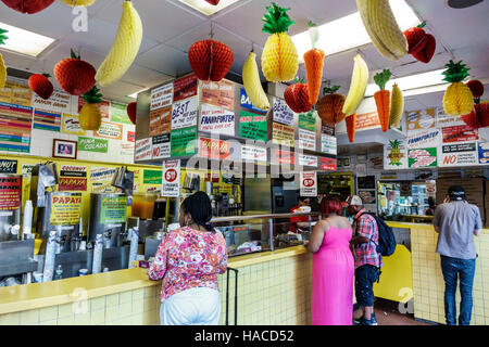New York City, NY NYC Manhattan, Upper West Side, Gray's Papaya, Hot Dogs, ristorante ristoranti, cibo, caffè, juice bar, banco, frutta, arredamento, menu Foto Stock