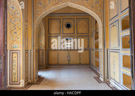 Motivi floreali pittura murale sulla parete interna del palazzo, Nahargarh fort , Jaipur, Rajasthan, India Foto Stock