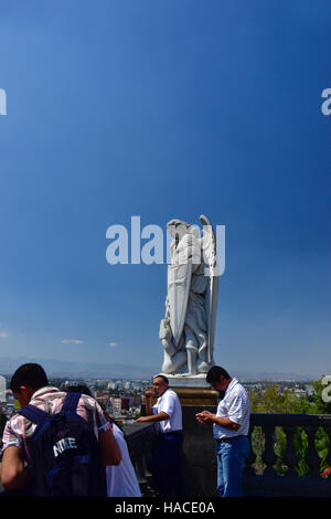 Statua dell'Angelo fuori dall'Iglesia del Cerrito in cima a una collina a la Basilica de Nuestra Senora de Guadalupe, Città del Messico, Messico Foto Stock