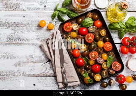Vassoi di freschi colori differenti di pomodori ciliegini Foto Stock