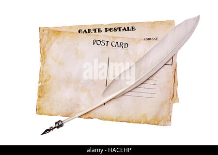 Il vecchio grunge carte postali e piuma penna isolato su bianco Foto Stock