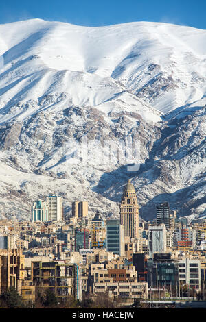 Inverno Tehran vista con una coperta di neve Alborz montagne sullo sfondo Foto Stock