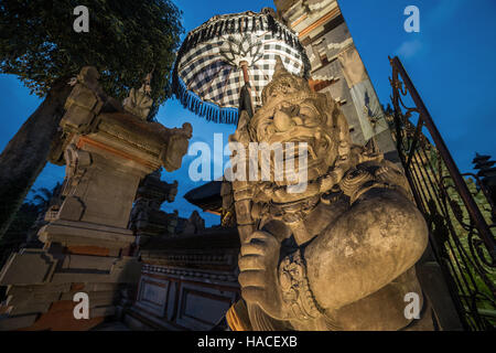 Protezione tradizionale demon statua scolpita in pietra scura sull isola di Bali, Indonesia Foto Stock