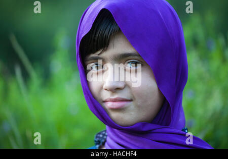 Ritratto di carina ragazza pakistana in costume islamico Foto Stock
