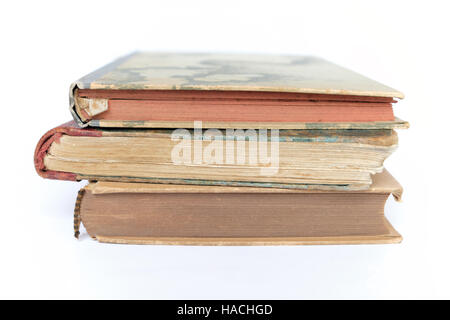 Tre vecchi libri impilati sul tavolo bianco Foto Stock
