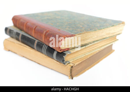 Tre vecchi libri impilati sul tavolo bianco Foto Stock