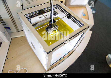 Un 'Ultimaker 2' stampante 3D, in uso la stampa un cookie cutter Foto Stock