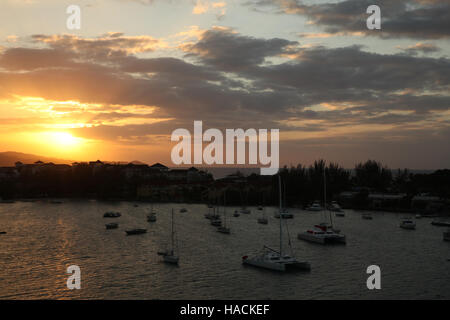 Tramonto sopra il porto e le spiagge di Montego Bay, Giamaica, dei Caraibi. Foto Stock