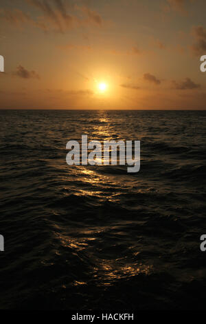 Tramonto sull'oceano, al largo della costa di Playa del Carmen, Messico, Caraibi. Foto Stock