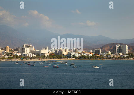 Caraibi costa di Santa Marta, la Colombia dal mare che mostra lo skyline della città. Foto Stock