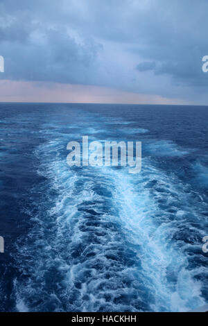 Navi wake nell'oceano con swell & stormy skies, Oceano Atlantico. Foto Stock