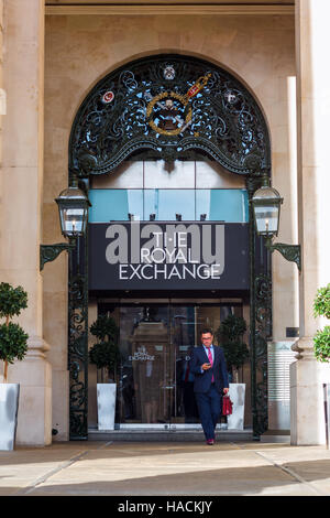 London, Regno Unito - 15 Giugno 2016: Royal Exchange di Londra con la persona sconosciuta. Essa è stata fondata nel XVI secolo dal commerciante Thomas Gresham per agire come un c Foto Stock
