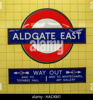 Il logo della stazione della metropolitana di Aldgate East di Londra Foto Stock
