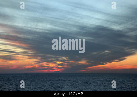 Tramonto sull'oceano, al largo della costa di Cuba e dei Caraibi. Foto Stock