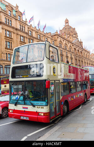 London, Regno Unito - 21 Giugno 2016: bus davanti a Harrods a Londra, con persone non identificate. È il più noto department store di Londra. Foto Stock