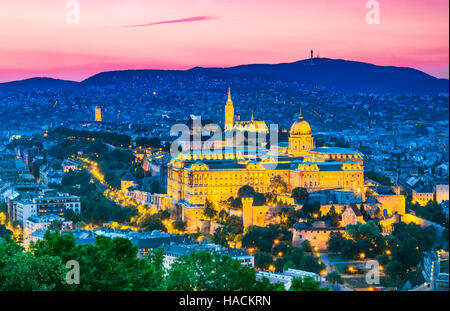 Budapest, Ungheria. Il Castello di Buda come visto dalla collina Gellert a Magyar città capitale. Foto Stock