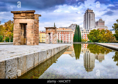 Madrid, Spagna. Tempio di Debod, egiziano dono dalla storia antica e Plaza Espana in background, capitale spagnola. Foto Stock