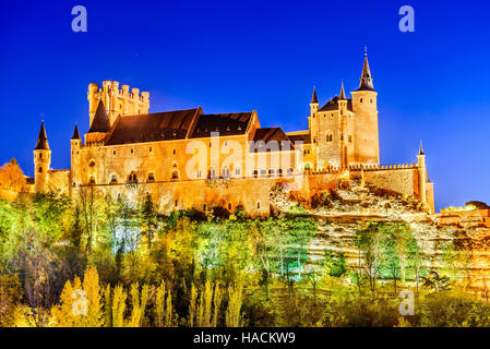 Segovia, Spagna. In autunno il crepuscolo vista del castello di Segovia, noto come Alcazar e costruita nel XII secolo in Castiglia e Leon Foto Stock