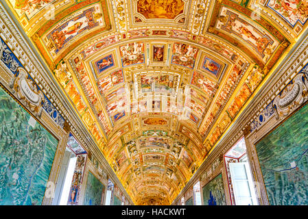 Roma, Italia. Dipinti sulle pareti e il soffitto della galleria di mappe, presso il Museo del Vaticano. Foto Stock