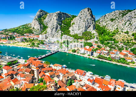 Omis, Croazia. Dalmazia costa con panorama sul verde smeraldo del fiume Cetina, Croato landmark viaggio al mare Adriatico. Foto Stock