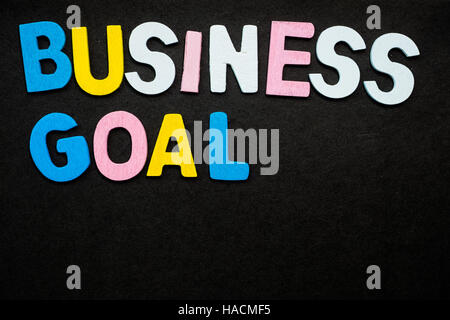 In legno colorato lettere che compongono la frase 'obiettivo di business" Foto Stock
