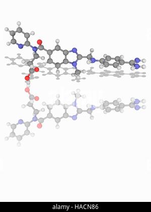 Dabigatran. Il modello molecolare del farmaco anticoagulante dabigatran (C25.H25.N7.O3). Questo è un anticoagulante orale appartenente alla classe di farmaci noti come gli inibitori diretti della trombina. Gli atomi sono rappresentati da sfere e sono codificati a colori: carbonio (grigio), Idrogeno (bianco), Azoto (blu) e ossigeno (rosso). Illustrazione. Foto Stock