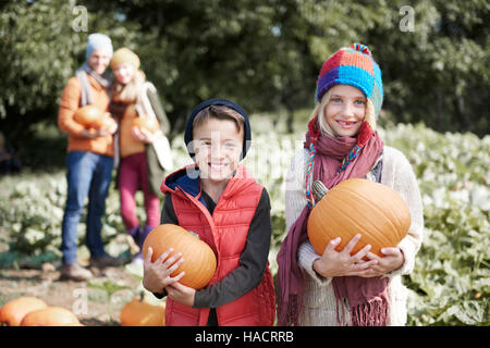 Felici i bambini con zucche di Halloween Foto Stock