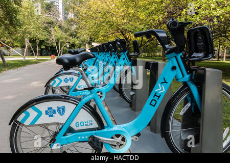 Shared le bici a noleggio sono il nuovo modo di commutare in Chicago. Divvy offre cicli per affittare in molte posizioni Foto Stock